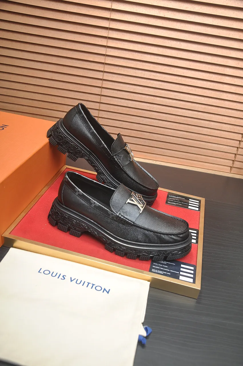 Men's men's shoes 💰760💶 [LV] (original single cowhide lining) 🍀LV's latest genuine leather business suit shoes are launched simultaneously on the official website. The first-layer cowhide imported from Italy is made of heavy gold, 💥official website 1:1 rubber outsole. Versatile to wear, high-end without losing class, and the color combination is extraordinary. This four-season style is alluring when worn on your feet, showing off your big-name flair. Standard code 39-44 (customized at 38.45)